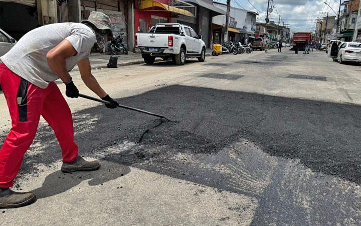 Com tempo firme, Prefeitura de Eunápolis intensifica operação Tapa-Buracos e patrolamento; pavimentações serão retomadas