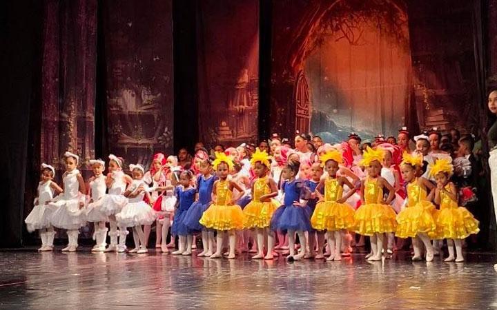 Mais de 550 bailarinos se apresentam no espetáculo 