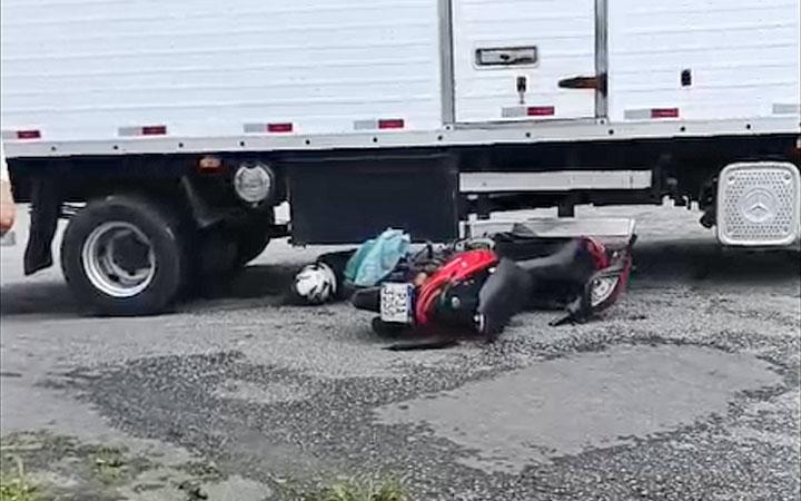 Motociclista colide com caminhão baú em Eunápolis e morre no local; Veja as imagens