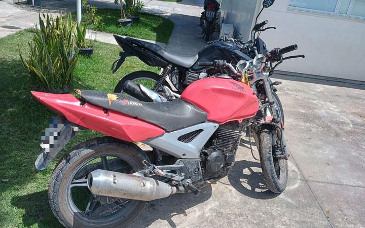 Polícia Militar apreende arma de fogo, recupera veículo roubado e prende foragido da justiça em Porto Seguro