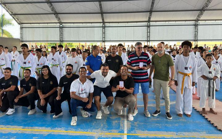 Vereador Tiago Maciel recebe Medalha de Ouro da Federação Baiana de Taekwondo em grande evento no Baianão; Veja