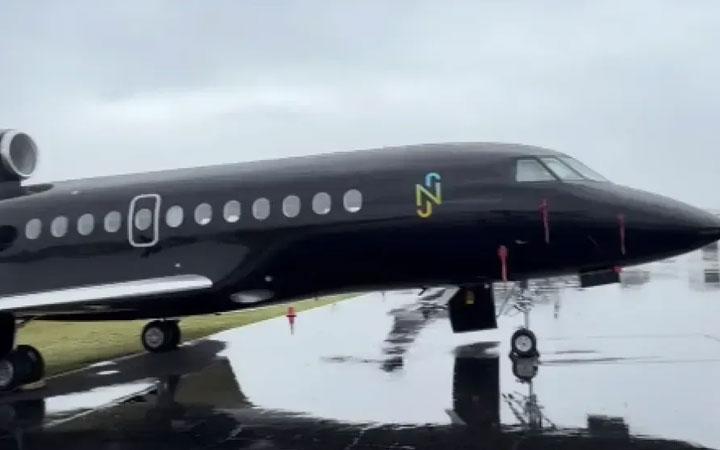 Avião particular de Neymar, o 'AeroBatman', aterrissa em Porto Seguro e gera burburinho nas redes sociais; Veja vídeo