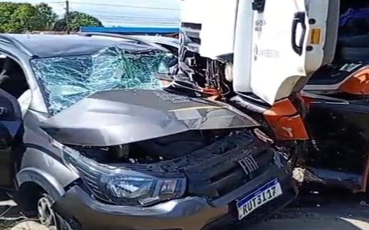 Câmeras de segurança registram colisão entre Fiat Mobi e carreta na BR-367 em Porto Seguro; Veja vídeo