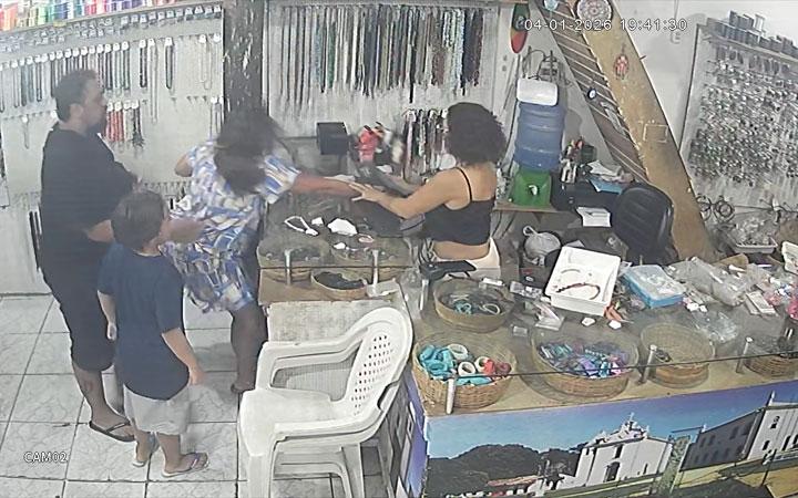 Caso de agressão em Porto Seguro: proprietária de loja sofre ataque verbal e físico de turista; Veja vídeo