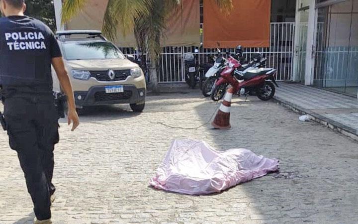 Homem é espancado e depois morto a tiros em porto se gasolina em Eunápolis: Veja