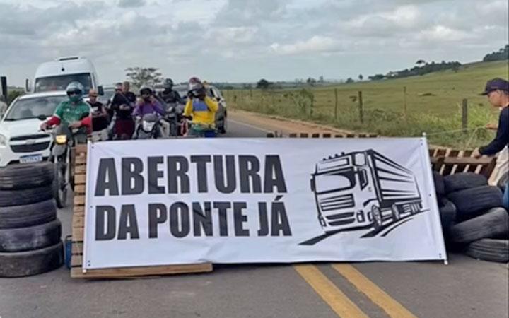 Manifestantes bloqueiam BR-101 entre Eunápolis e Itagimirim em protesto por restrição na ponte sobre o rio Jequitinhonha; Veja