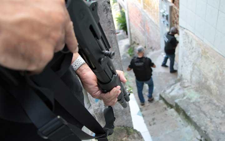 Operação da Polícia Civil cumpre 13 mandados e bloqueia até R$ 14 milhões em ações contra o crime no Extremo Sul; Confira