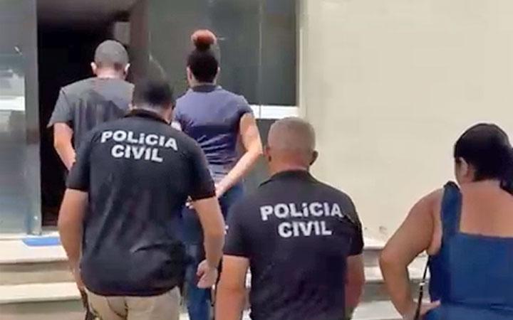 Polícia Civil de Eunápolis cumpre mandado de prisão preventiva contra casal acusado de crimes sexuais contra alunas de escola de vôlei