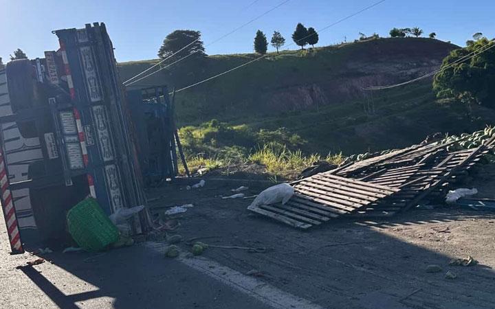 Caminhão com carga de mamão tomba na BR-101 entre Eunápolis e Itabela, sem vítimas confirmadas; Veja  