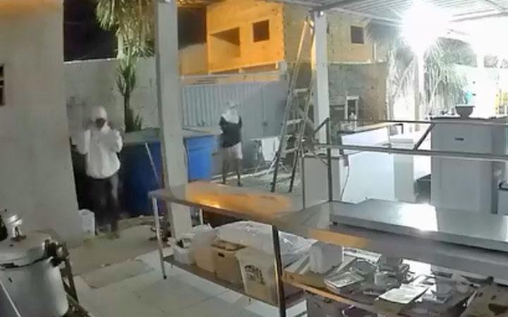 Dois homens armados invadem estabelecimento e furtam produtos em Arraial d’Ajuda; Veja vídeo