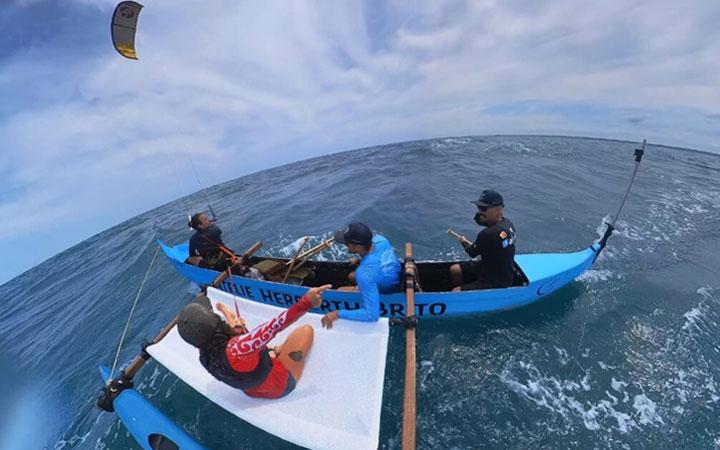 Experiência náutica inovadora: canoa OC4 e kitesurf se unem em Arraial d’Ajuda