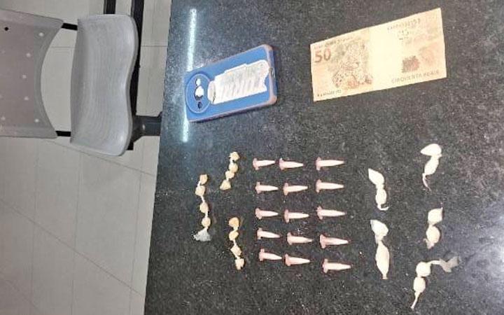 Polícia Militar conduz dois adolescentes com drogas em Guaratinga; Veja