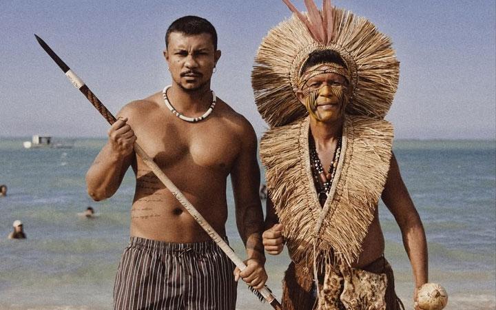 Xamã visita aldeias indígenas e curte dia de praia de Coroa Vermelha; Veja as imagens