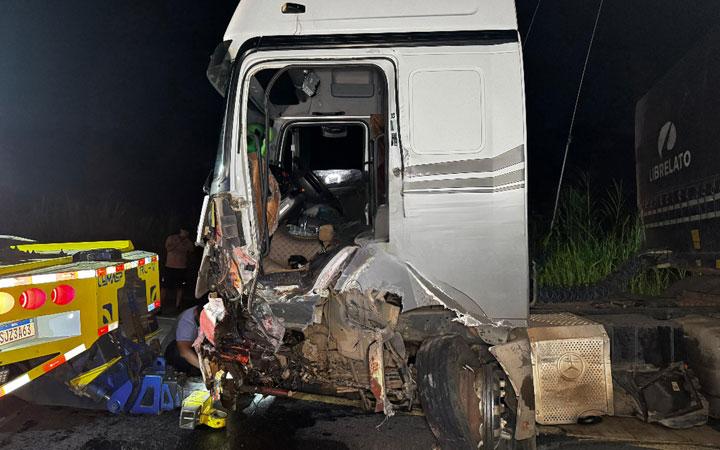 Colisão entre picape e carreta que seguia para Eunápolis deixa uma vítima fatal na BR-101; Veja as imagens
