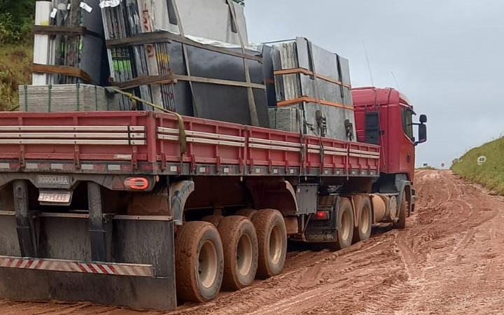 DNIT cruza os braços e desvio da Veracel vira cenário de descaso com caminhoneiros e transeuntes atolados na lama; Veja as imagens