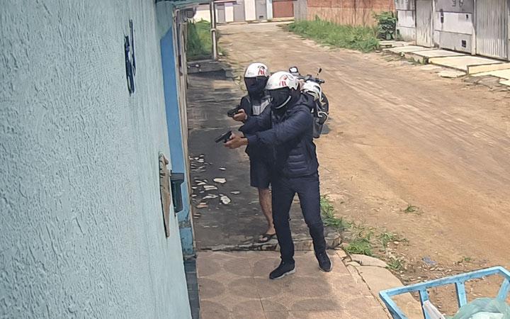 Dupla armada invade casa e tenta executar casal no bairro Dinah Borges, em Eunápolis; Veja vídeo