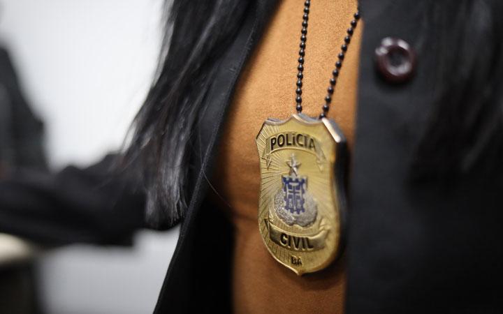 Jovem é arrastada para terreno baldio e estuprada em Eunápolis; suspeito está foragido; Veja