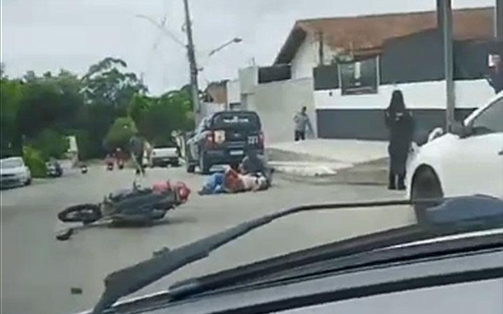 Motociclista sofre fratura exposta após colisão com carro em Eunápolis; Veja vídeo