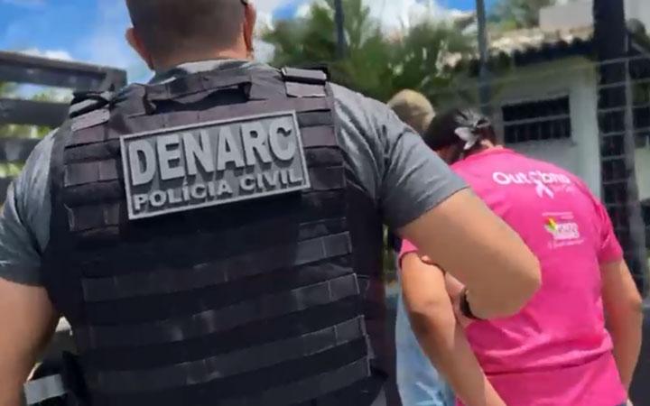Mulher acusada de mandar matar dois homens é presa em Porto Seguro; Veja vídeo