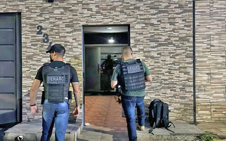 Operação policial cumpre mandados e prende suspeito por tráfico em Porto Seguro; Veja vídeo