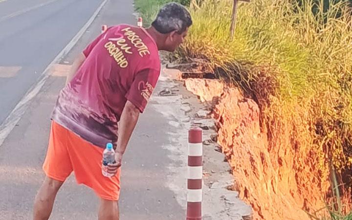Prefeitura de Mascote cobra providência urgente do DNIT após rompimento parcial na BR-101, km 615