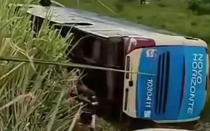 Veículo que saiu de Porto Seguro com destino a Vitória da Conquista tomba na BA-670; Veja vídeo