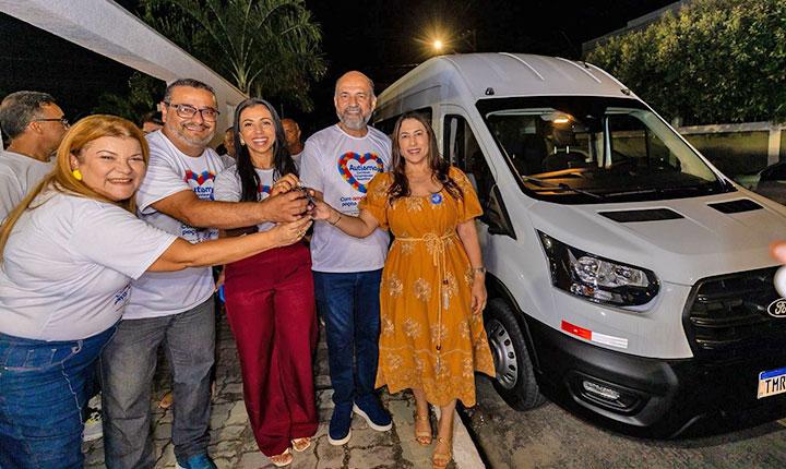 Deputada Cláudia Oliveira amplia atendimento do TFD com entrega de van em Eunápolis; Veja