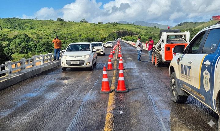 DNIT interdita novamente nesta segunda-feira a ponte sobre o Rio Jequitinhonha para veículos pesados