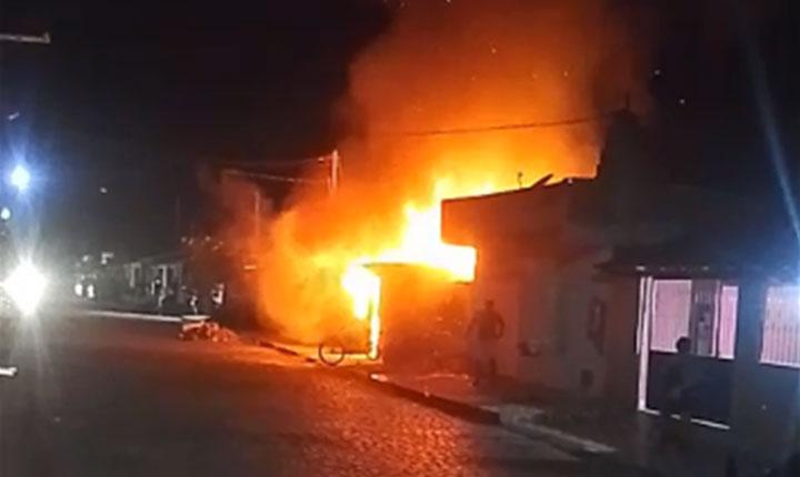 Incêndio destrói casa e atinge imóveis vizinhos no bairro Pequi, em Eunápolis; Veja vídeo