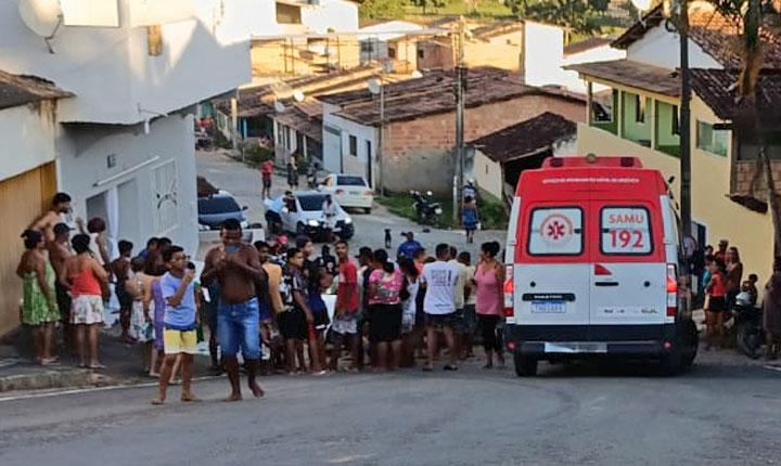 Motorista perde controle e mata criança de 7 anos e avó atropeladas na calçada de casa em Guaratinga; há suspeita de embriaguez