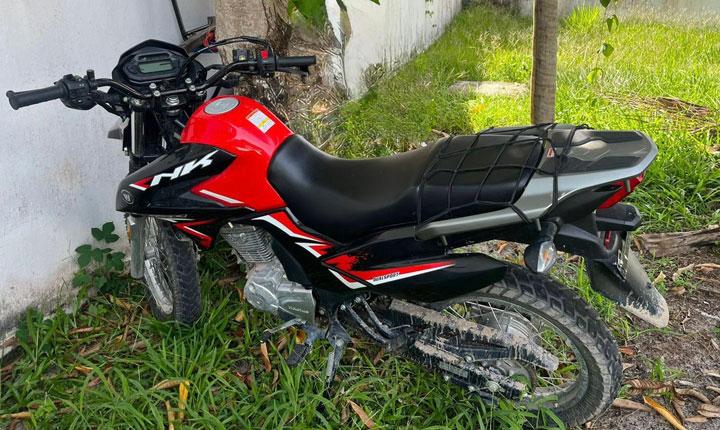 Polícia recupera moto roubada abandonada por suspeitos na balsa de Santo André em Santa Cruz Cabrália