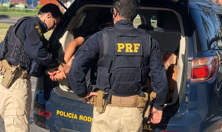 Polícia Rodoviária Federal prende condutor por roubo e apreende mais de R$ 19 mil na BR-101, em Eunápolis