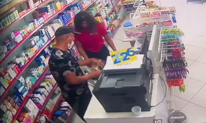 Vídeo: Homem finge ser cliente e assalta farmácia no bairro Pequi em Eunápolis