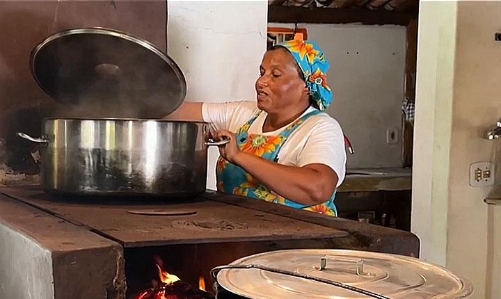 Cozinheira de Trancoso emociona o Brasil em homenagem especial da TV Globo; Veja