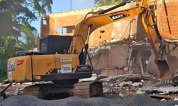 Estúdio Parracho é demolido após denúncias de irregularidades em Arraial d’Ajuda; Veja as imagens