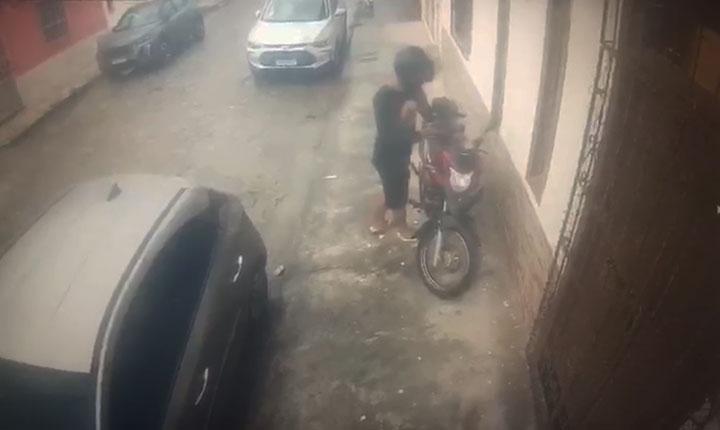 Motocicleta é furtada ao lado de academia em rua movimentada de Porto Seguro; Vídeo