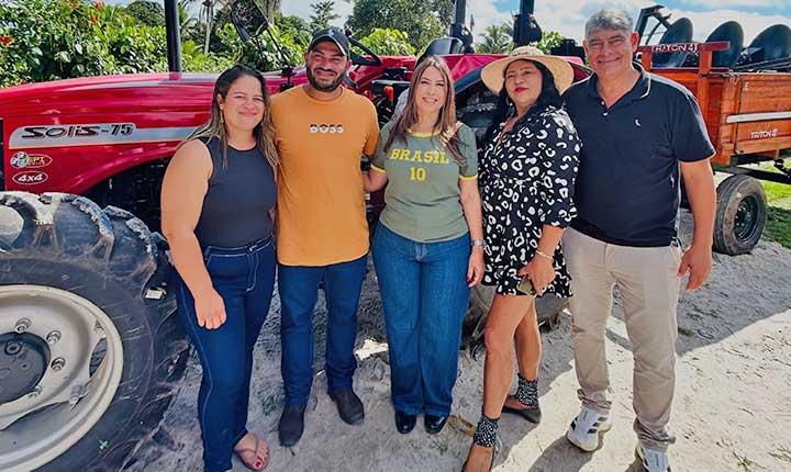 Deputada Cláudia Oliveira entrega trator com implementos para fortalecer a agricultura familiar em Cabrália