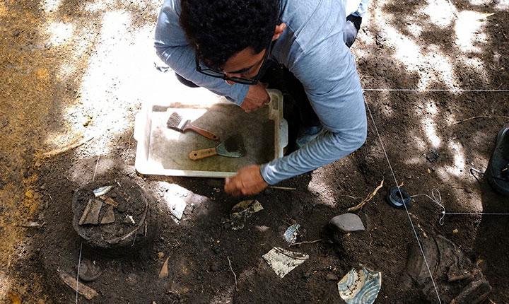 Tesouros enterrados: Escavações em Porto Seguro revelam mais de 20 mil peças arqueológicas