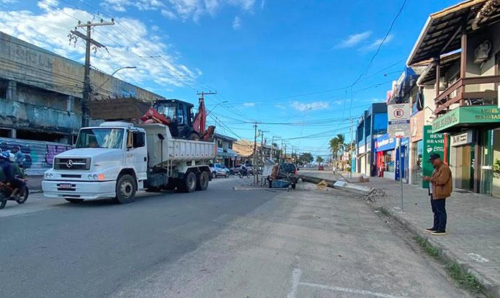 Caminhão derruba poste e provoca incêndio na fiação elétrica no Centro de Porto Seguro
