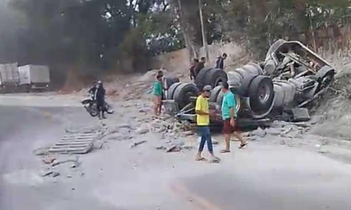 Carreta carregada com cimento tomba na BR-101 entre próximo a Itabela; Veja vídeos