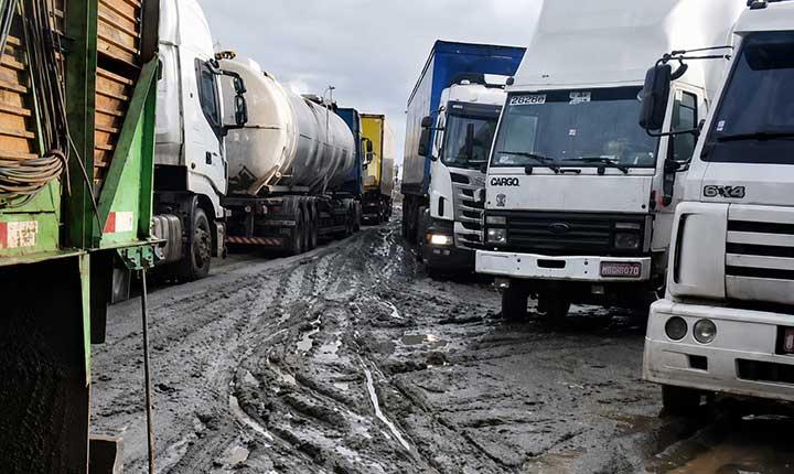 Chuvas transformam o desvio da Veracel em um grande lamaçal, provocando congestionamento e caminhões atolados