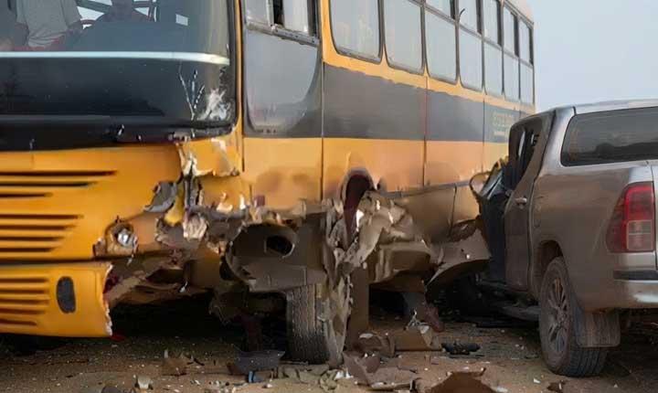 Motorista fica preso às ferragens após Hilux bater em ônibus escolar em Guaratinga