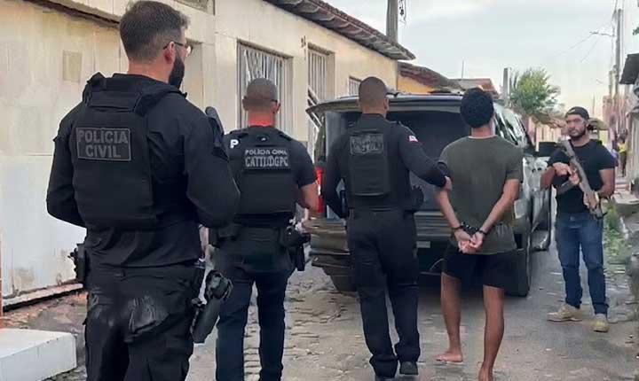Polícia Civil prende casal durante investigação de homicídios, apreende drogas e munições e recupera motocicleta em Eunápolis