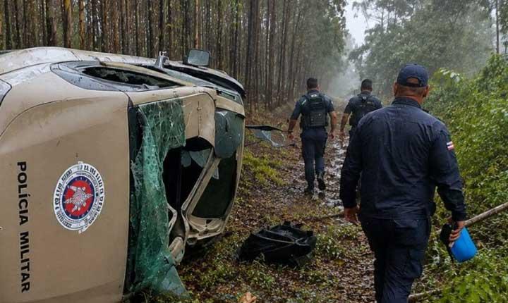 Viatura da Polícia Militar capota na BA-275 e deixa vários policiais feridos em Belmonte; Veja vídeo