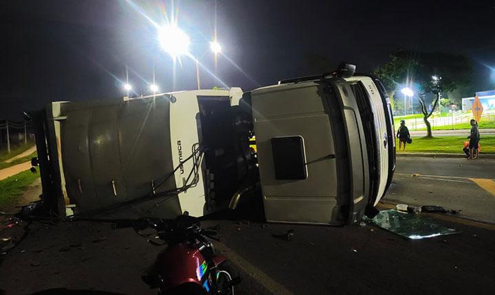 Caminhão de coleta de lixo tomba durante a madrugada na BR-367, em Eunápolis; Veja vídeo