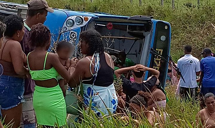 Ônibus com apoiadores de ACM Neto tomba em Prado e deixa várias pessoas feridas, incluindo mulheres e crianças