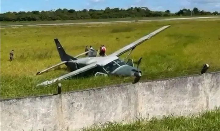 Acidente: Avião da FAB deixa pista, mas tripulação escapa sem ferimentos no Aeroporto de Porto Seguro