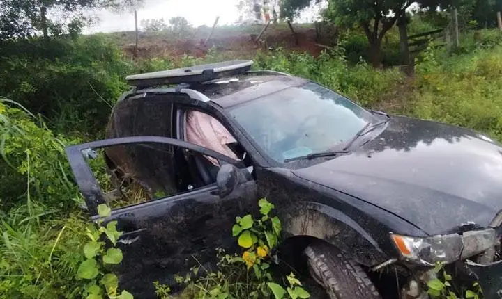 Acidente: casal sai de Porto Seguro rumo a Minas Gerais, colide com caminhão e capota carro; Veja