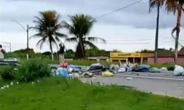 Após protesto por falta de coleta, caminhões de Porto Seguro retiram lixo acumulado em Cabrália; Veja vídeos