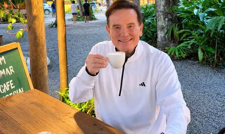 Apresentador Roberto Cabrini escolhe Trancoso como destino para dias de férias